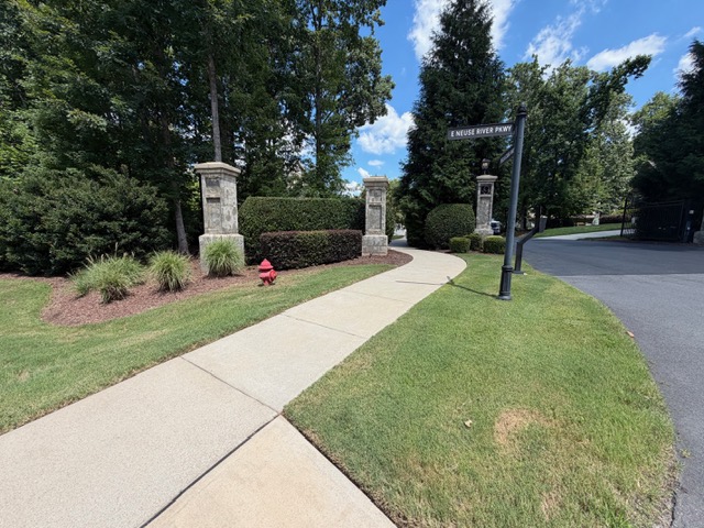 Clean entrance at Flowers Plantation